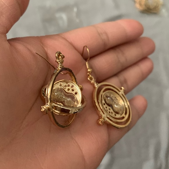 NWOT Harry Potter Time Turner Swiveling Hourglass Rotating Time Earrings Gold - Picture 5 of 7